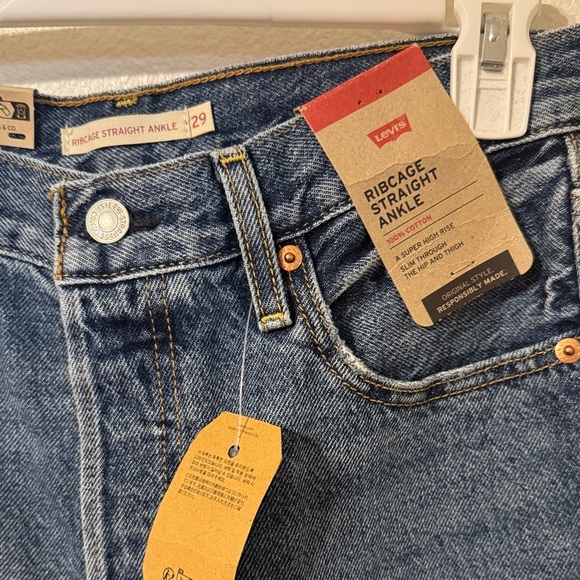 Levi's Women’s Ribcage Straight Ankle Jeans - Picture 2 of 7